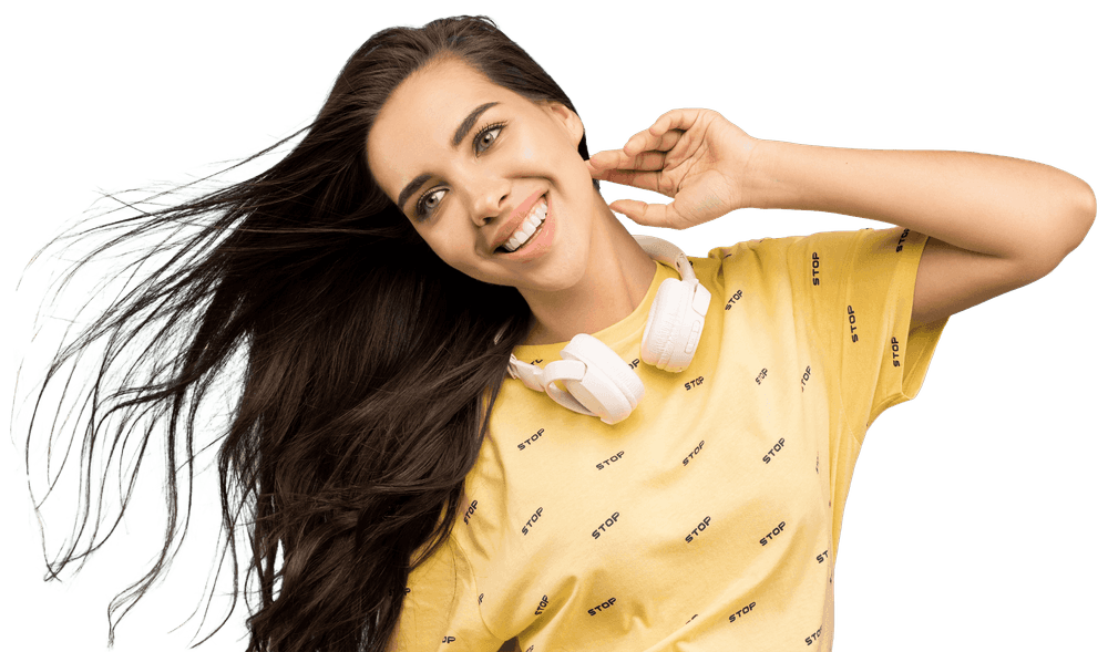 Eine Frau die Kopfhörer um den Hals trägt und lacht