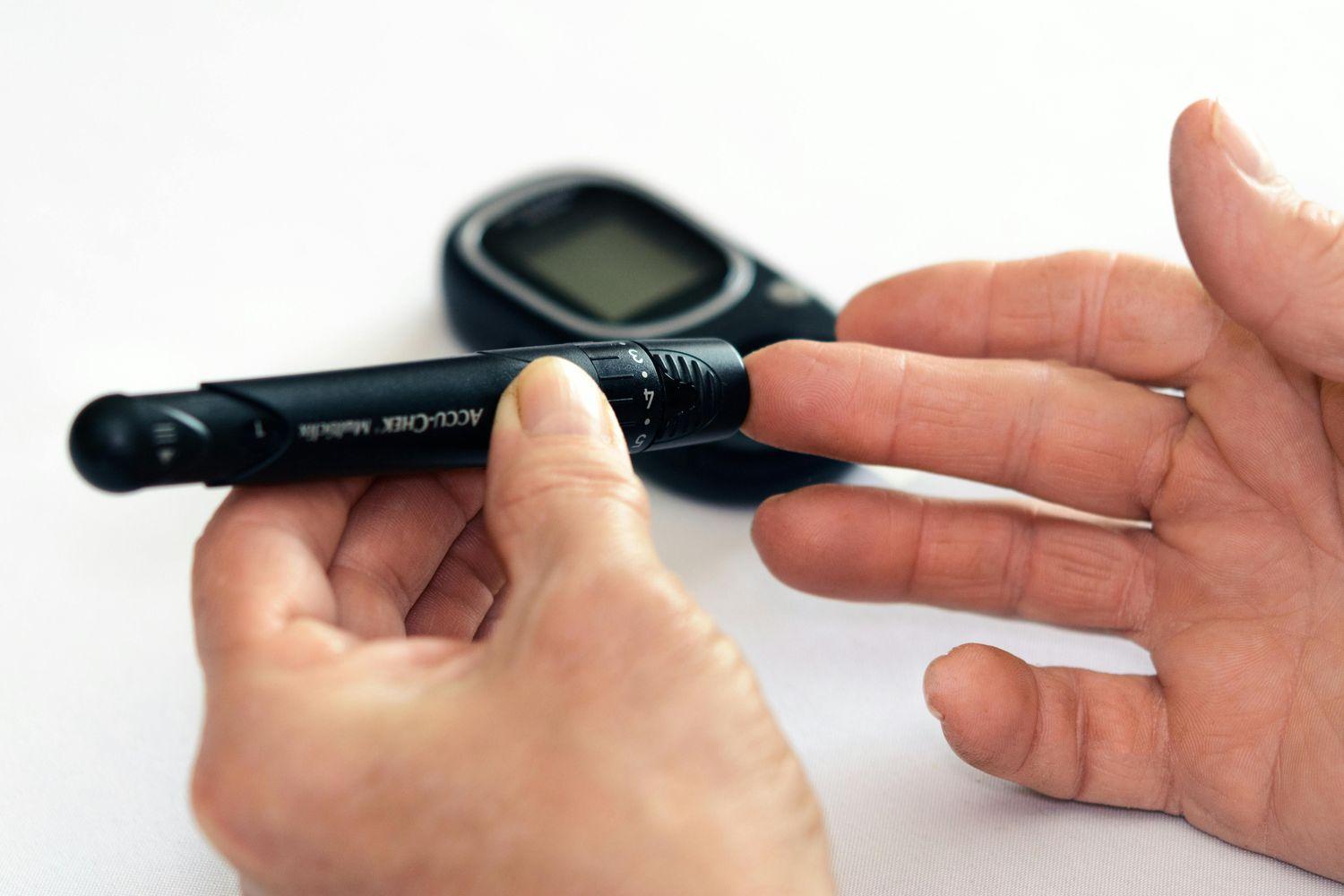 Eine Person mit Diabetes nimmt sich Blut ab