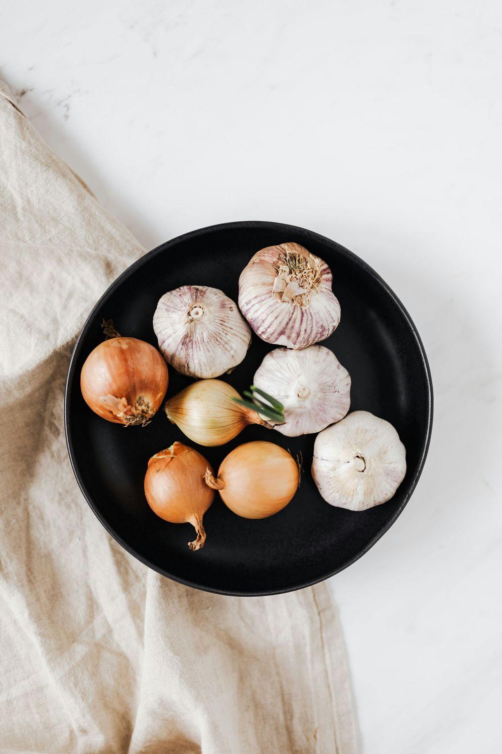 Knoblauch und Zwiebel sind alte Hausmittel gegen Ohrenschmerzen
