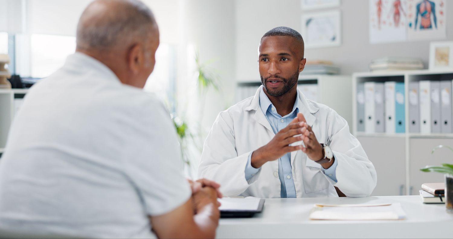 Gespräch zwischen einem Mann mit Morbus-Menière-Symptomen und einem Arzt
