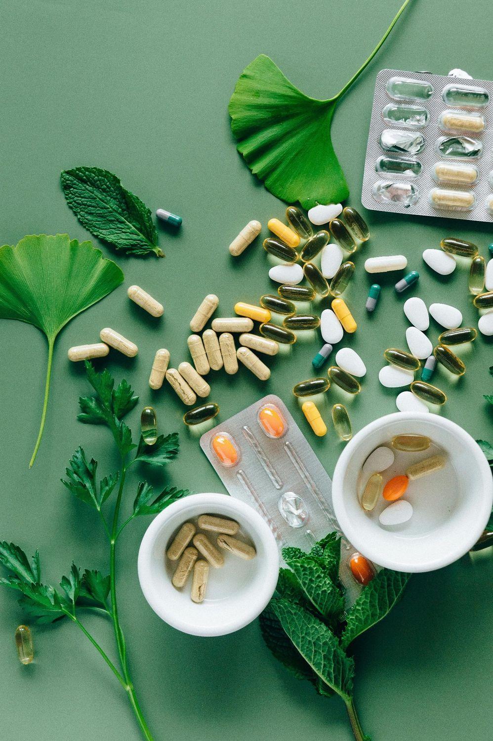 Tinnitus-Supplements, die auf einer grünen Fläche liegen